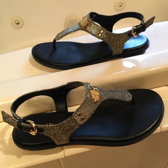 New Micheal Kors Plate Thong Sandals NWT 👠 - Picture 5 of 8